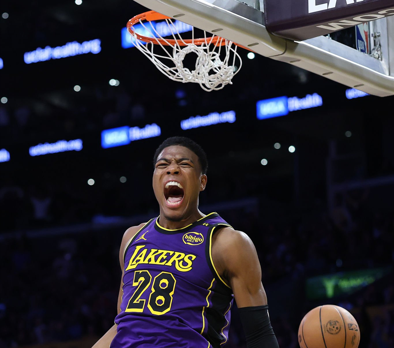 Scout连续十二场比赛得分超过表现优异，湖人不断突破！全场沸腾不已的简单介绍