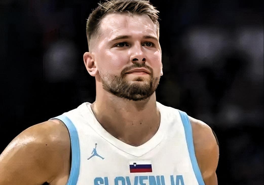 东契奇回归赛场，突破纪录首场状态亮眼，美国队观众沸腾！的简单介绍